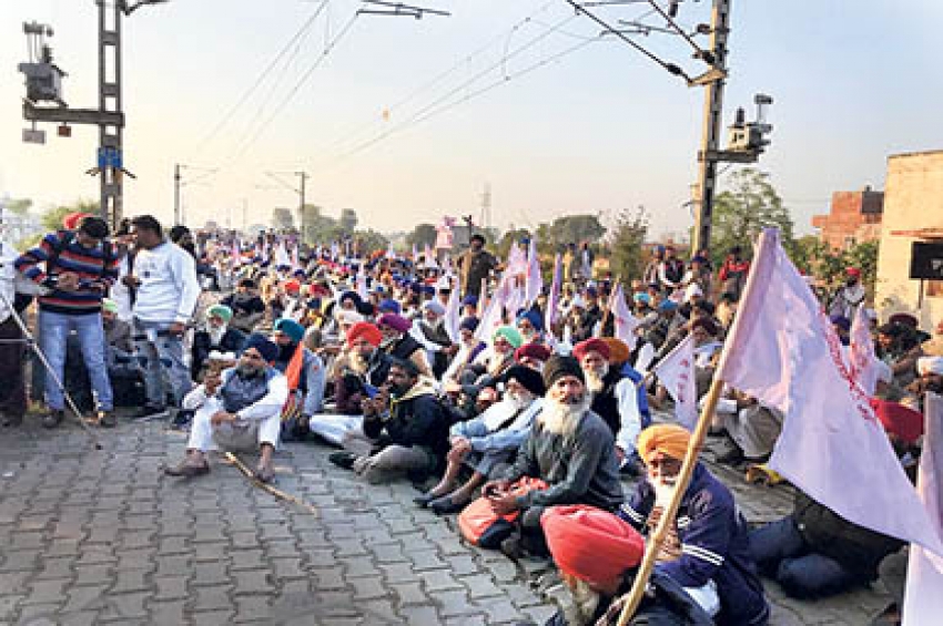 ਸਰਕਾਰੀ ਰੋਕਾਂ ਦੇ ਬਾਵਜੂਦ ਰੇਲ ਪਟੜੀਆਂ &rsquo;ਤੇ ਡਟੇ ਕਿਸਾਨ