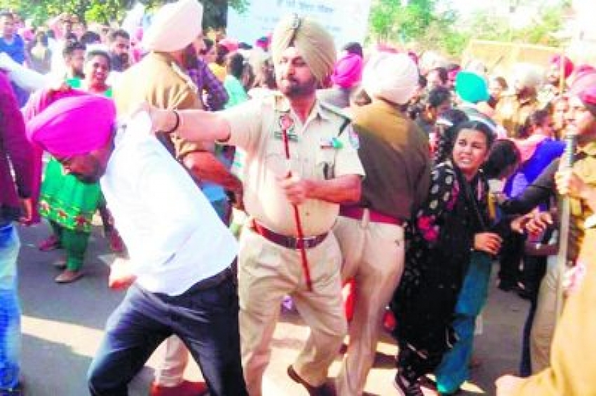 ਮੰਤਰੀ ਦੀ ਕੋਠੀ ਅੱਗੇ ਬੇਰੁਜ਼ਗਾਰ ਅਧਿਆਪਕਾਂ &rsquo;ਤੇ ਲਾਠੀਚਾਰਜ