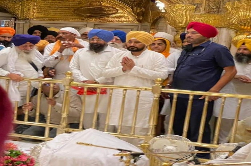 ਚੰਨੀ, ਰੰਧਾਵਾ, ਸੋਨੀ ਤੇ ਸਿੱਧੂ ਨੇ ਦਰਬਾਰ ਸਾਹਿਬ &rsquo;ਚ ਮੱਥਾ ਟੇਕਿਆ: ਬੇਅਦਬੀ ਮਾਮਲੇ &rsquo;ਚ ਨਿਆਂ ਦਿਵਾਇਆ ਜਾਵੇਗਾ: ਮੁੱਖ ਮੰਤਰੀ