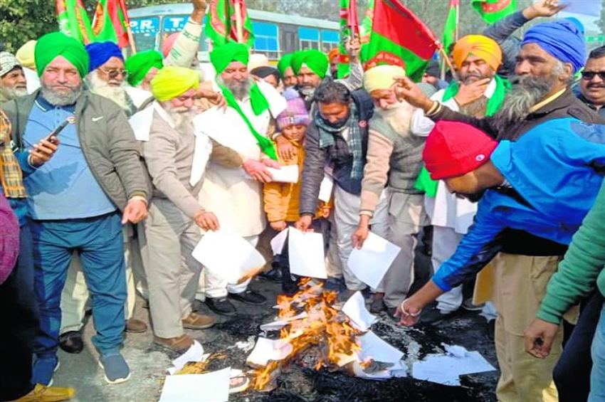 ਪੰਜਾਬ &rsquo;ਚ ਵੀ ਤਿਲਾਂ ਦੀ ਥਾਂ ਖੇਤੀ ਕਾਨੂੰਨਾਂ ਦੀਆਂ ਕਾਪੀਆਂ ਸਾੜੀਆਂ