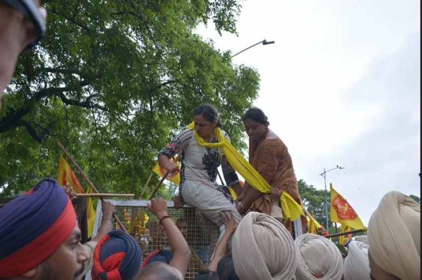 ਪੰਜਾਬ &rsquo;ਚ ਪਾਣੀ ਸੰਕਟ: ਕਿਰਤੀ ਕਿਸਾਨ ਯੂਨੀਅਨ ਵੱਲੋਂ ਵਰ੍ਹਦੇ ਮੀਂਹ &rsquo;ਚ ਚੰਡੀਗੜ੍ਹ ਵੱਲ ਕੂਚ, ਪੁਲੀਸ ਨੇ ਰਾਹ ਡੱਕਿਆ