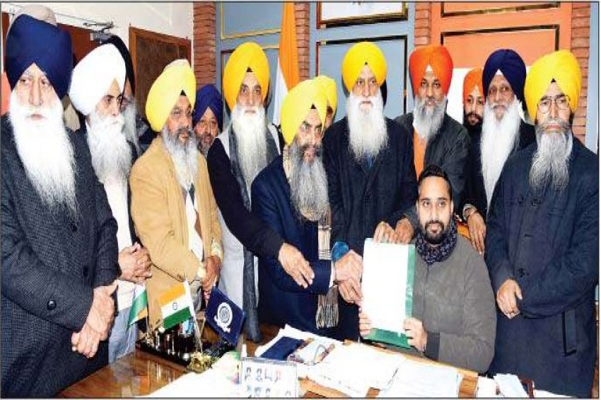 &nbsp;ਮੁੱਖ ਮੰਤਰੀ ਵਲੋਂ ਗੁਰੂ ਦੀ ਗੋਲਕ ਅਤੇ ਸ਼੍ਰੋਮਣੀ ਕਮੇਟੀ ਵਿਰੁੱਧ ਕੀਤੀਆਂ ਟਿੱਪਣੀਆਂ 'ਤੇ ਸਿੱਖ ਜਗਤ 'ਚ ਭਾਰੀ ਰੋਸ